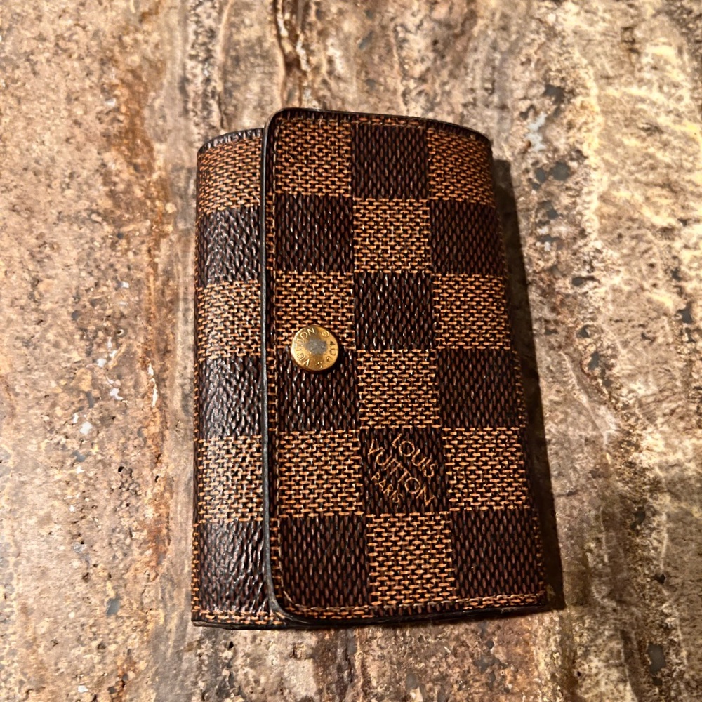 6 lv key holder good condition